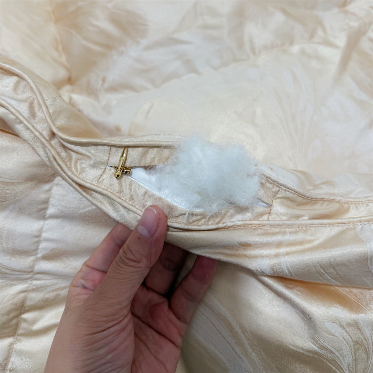 91家纺网 家纺一手货源 找家纺 御眠纺 2025新款高端提花羽绒被鸭绒被贡缎提花单层羽绒被壳 飘金色