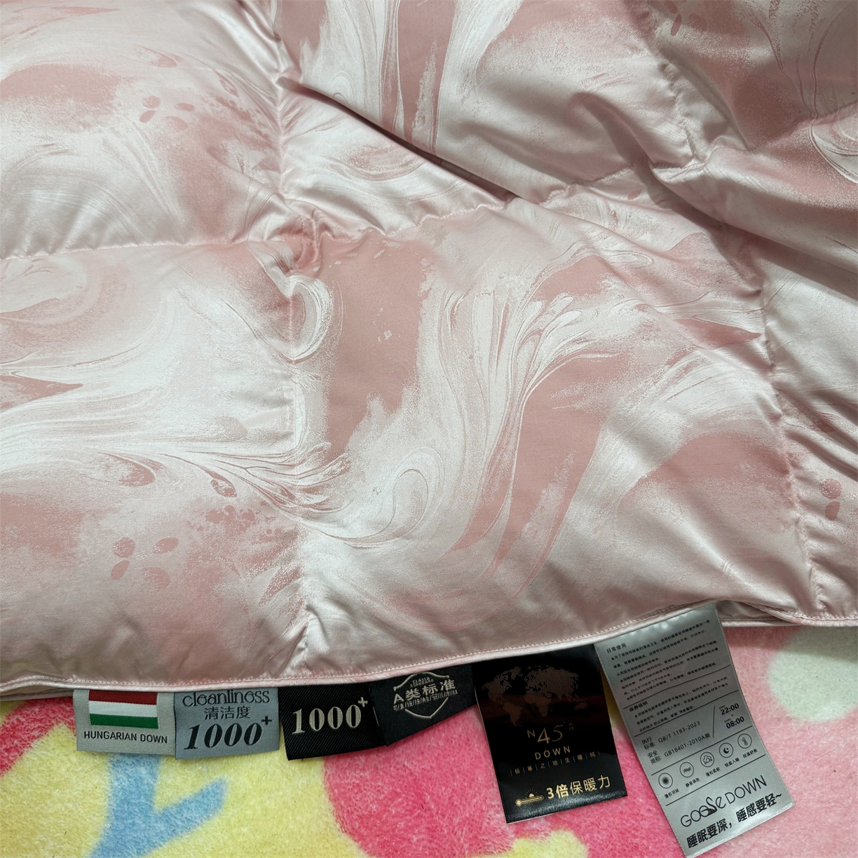 91家纺网 家纺一手货源 找家纺 静若居 2025新款高端提花羽绒被鸭绒被贡缎提花单层羽绒被壳 飘颜粉