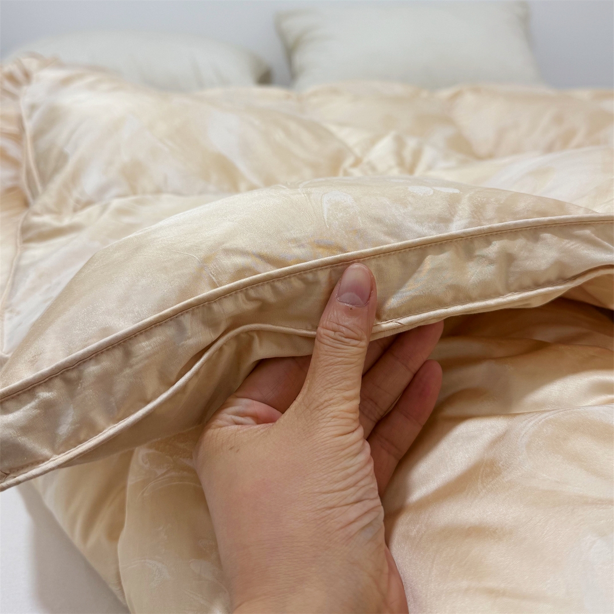 91家纺网 家纺一手货源 找家纺 静若居 2025新款高端提花羽绒被鸭绒被贡缎提花单层羽绒被壳 飘金色