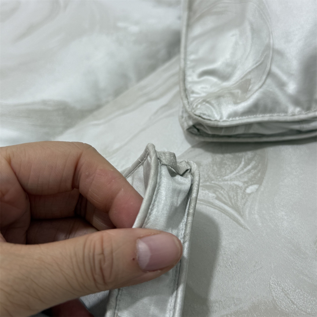 91家纺网 家纺一手货源 找家纺 静若居 2025新款高端提花羽绒被鸭绒被贡缎提花单层羽绒被壳 飘高级灰