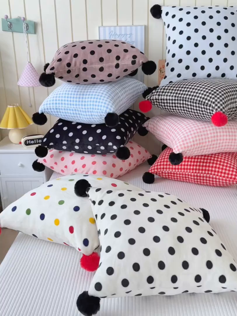 91家纺网 家纺一手货源 找家纺 （总）贝扬思家纺 2025新款牛奶绒可爱毛球长抱枕靠枕系列