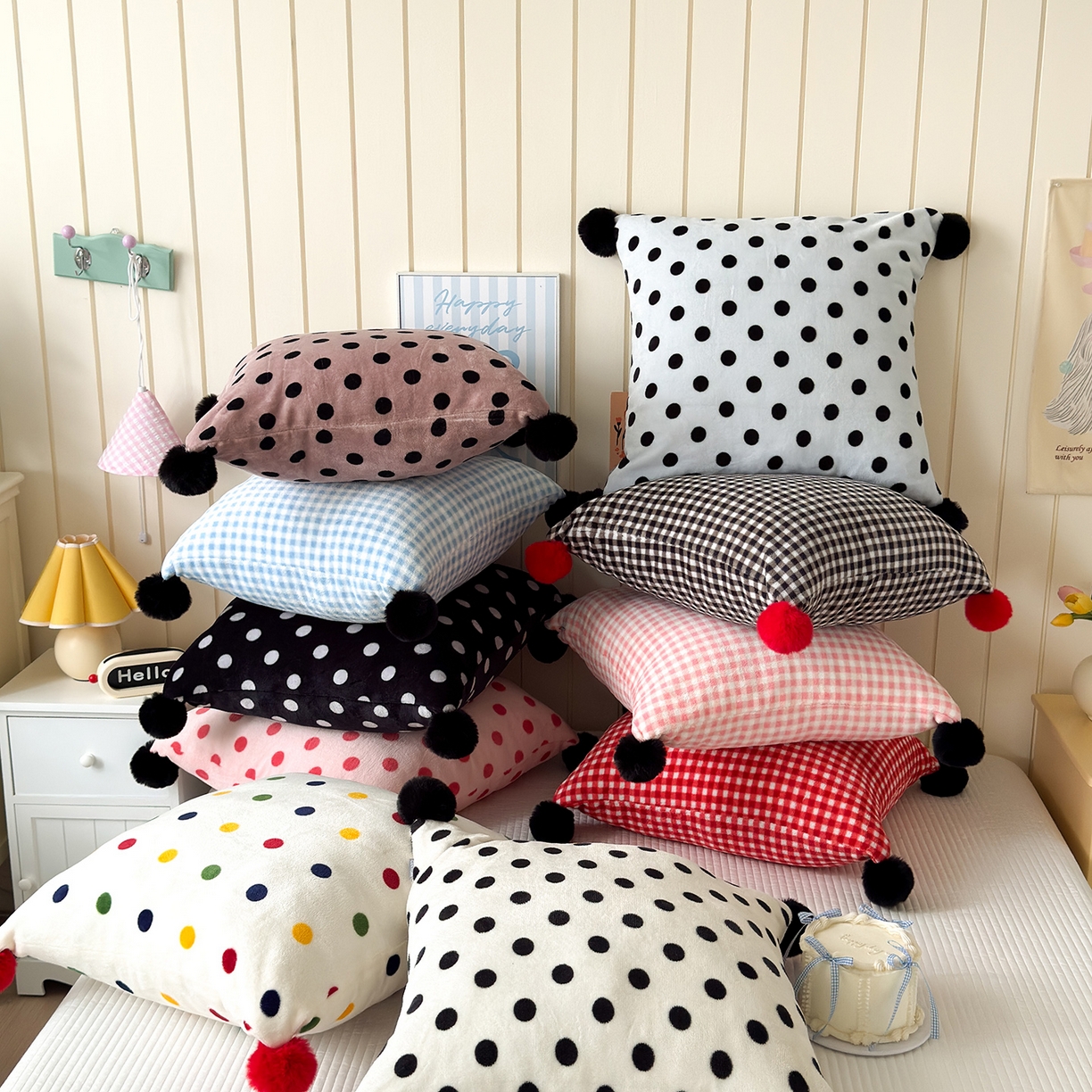 91家纺网 家纺一手货源 找家纺 （总）贝扬思家纺 2025新款牛奶绒可爱毛球长抱枕靠枕系列