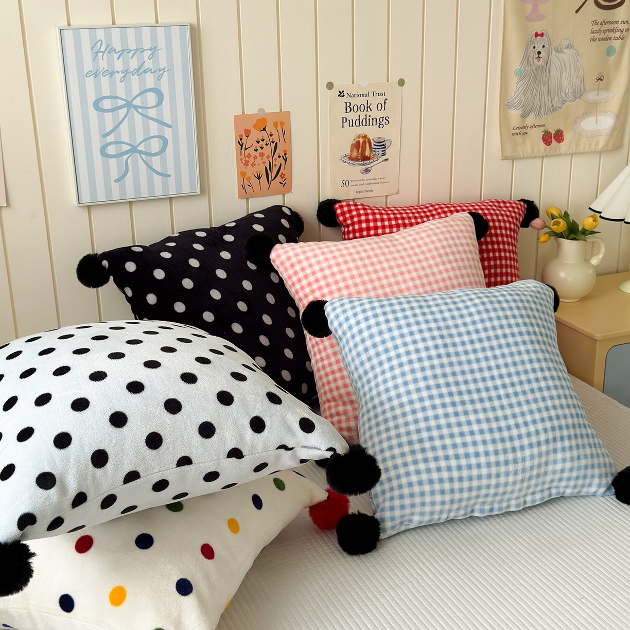 91家纺网 家纺一手货源 找家纺 （总）贝扬思家纺 2025新款牛奶绒可爱毛球长抱枕靠枕系列