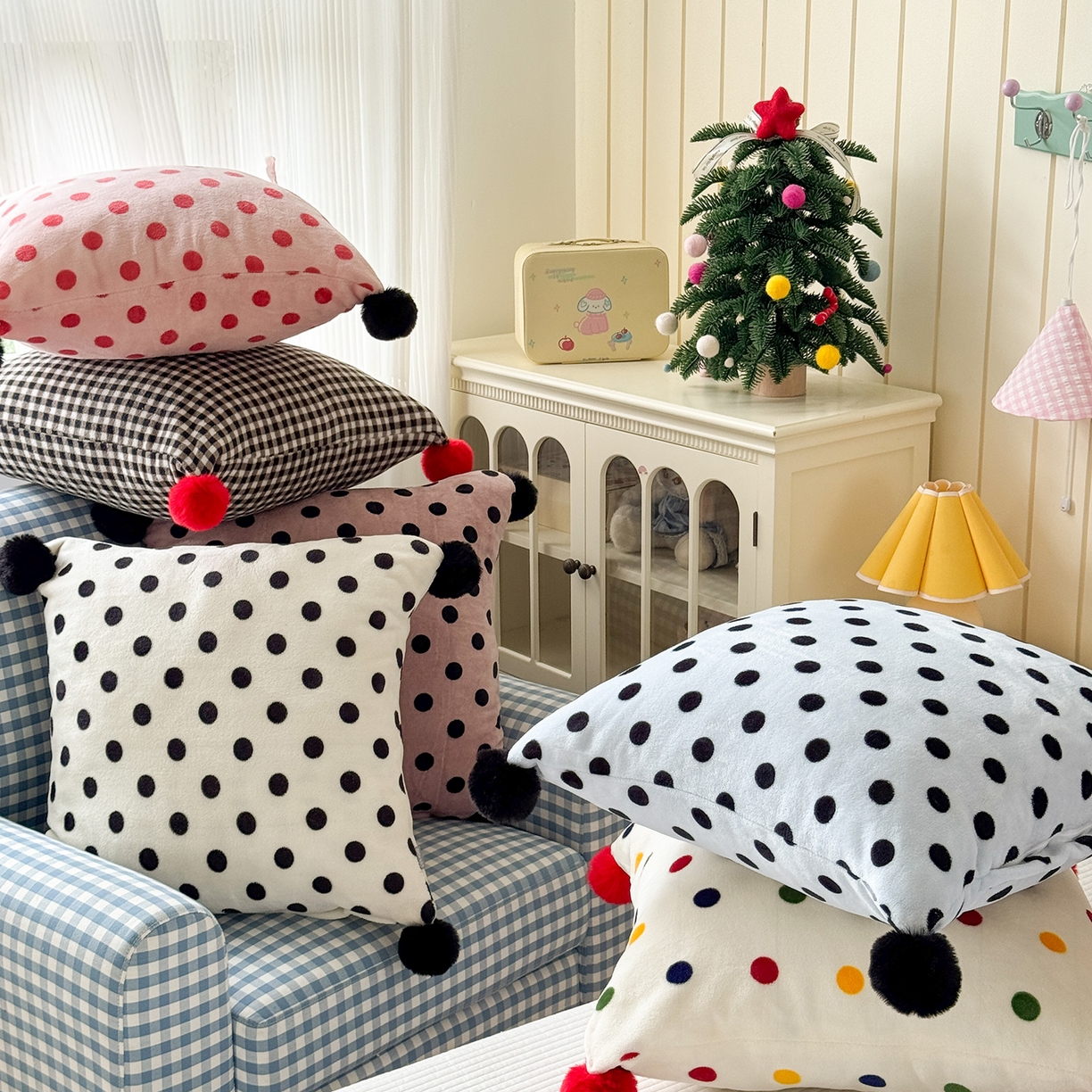 91家纺网 家纺一手货源 找家纺 （总）贝扬思家纺 2025新款牛奶绒可爱毛球长抱枕靠枕系列