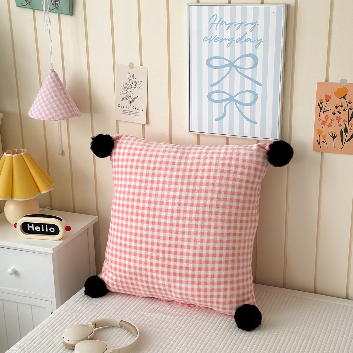 91家纺网 家纺一手货源 找家纺 （总）贝扬思家纺 2025新款牛奶绒可爱毛球长抱枕靠枕系列