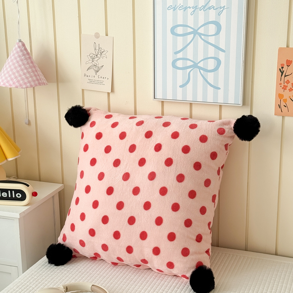 91家纺网 家纺一手货源 找家纺 （总）贝扬思家纺 2025新款牛奶绒可爱毛球长抱枕靠枕系列