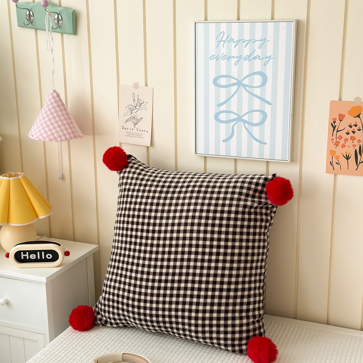 91家纺网 家纺一手货源 找家纺 （总）贝扬思家纺 2025新款牛奶绒可爱毛球长抱枕靠枕系列