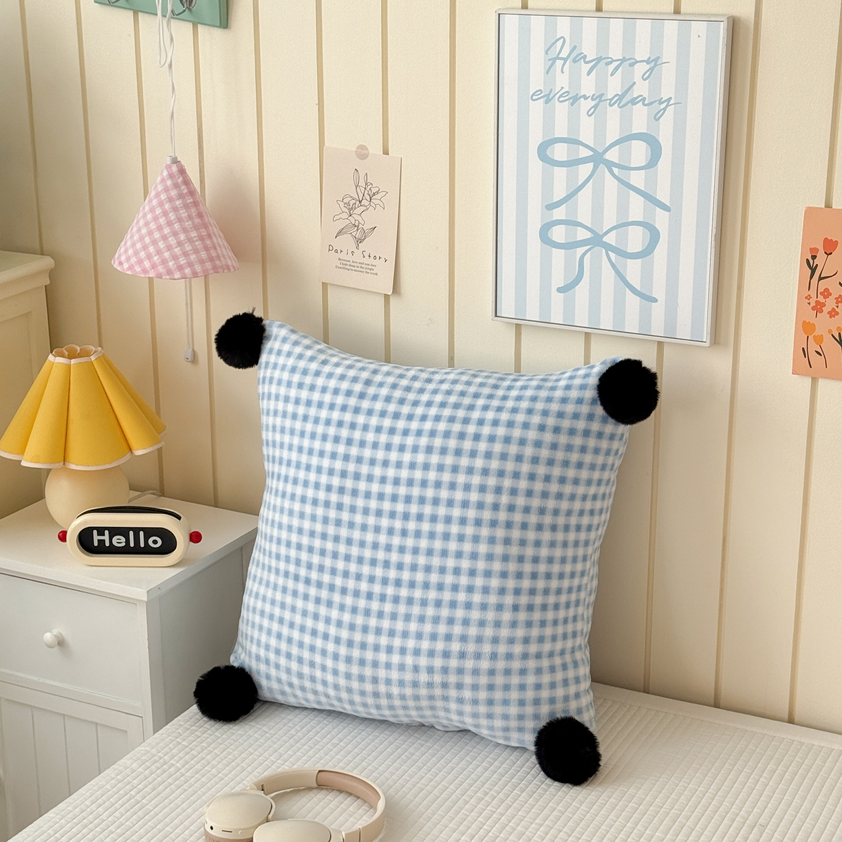 91家纺网 家纺一手货源 找家纺 （总）贝扬思家纺 2025新款牛奶绒可爱毛球长抱枕靠枕系列