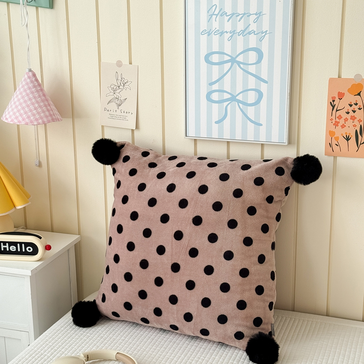 91家纺网 家纺一手货源 找家纺 （总）贝扬思家纺 2025新款牛奶绒可爱毛球长抱枕靠枕系列