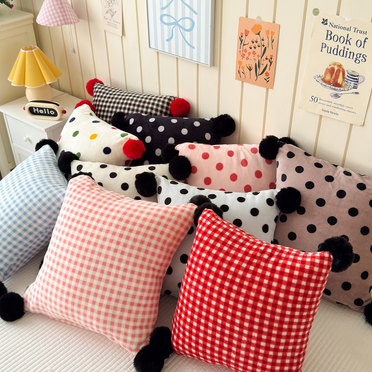 91家纺网 家纺一手货源 找家纺 （总）贝扬思家纺 2025新款牛奶绒可爱毛球长抱枕靠枕系列