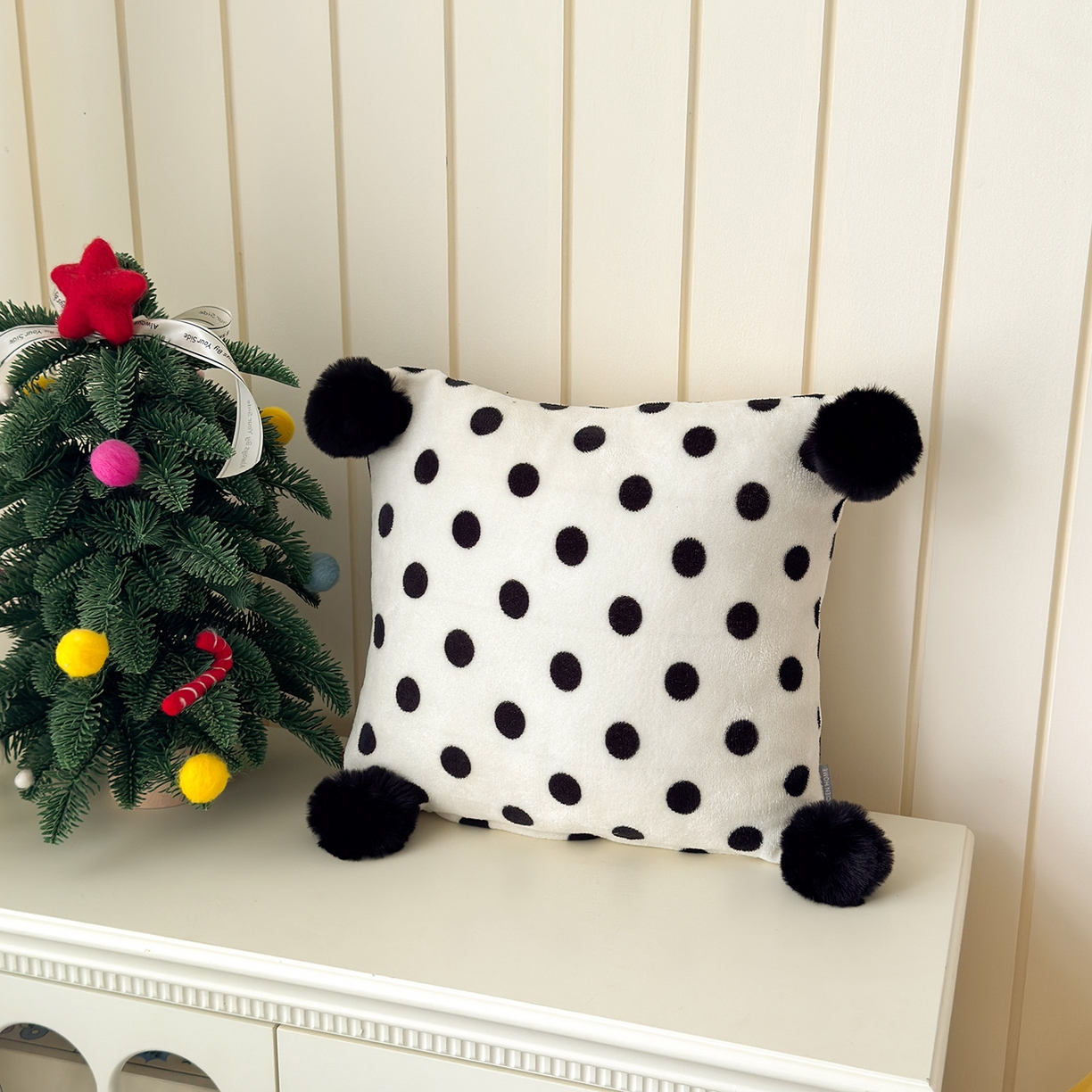 91家纺网 家纺一手货源 找家纺 （总）贝扬思家纺 2025新款牛奶绒可爱毛球长抱枕靠枕系列