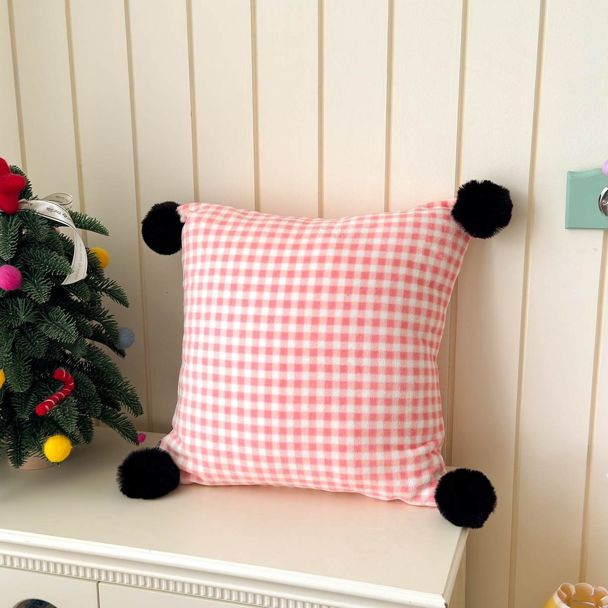 91家纺网 家纺一手货源 找家纺 （总）贝扬思家纺 2025新款牛奶绒可爱毛球长抱枕靠枕系列