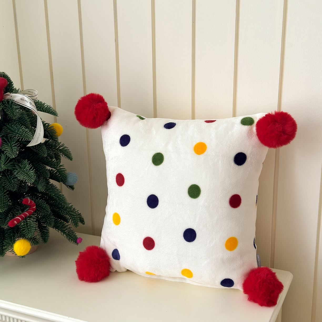 91家纺网 家纺一手货源 找家纺 （总）贝扬思家纺 2025新款牛奶绒可爱毛球长抱枕靠枕系列