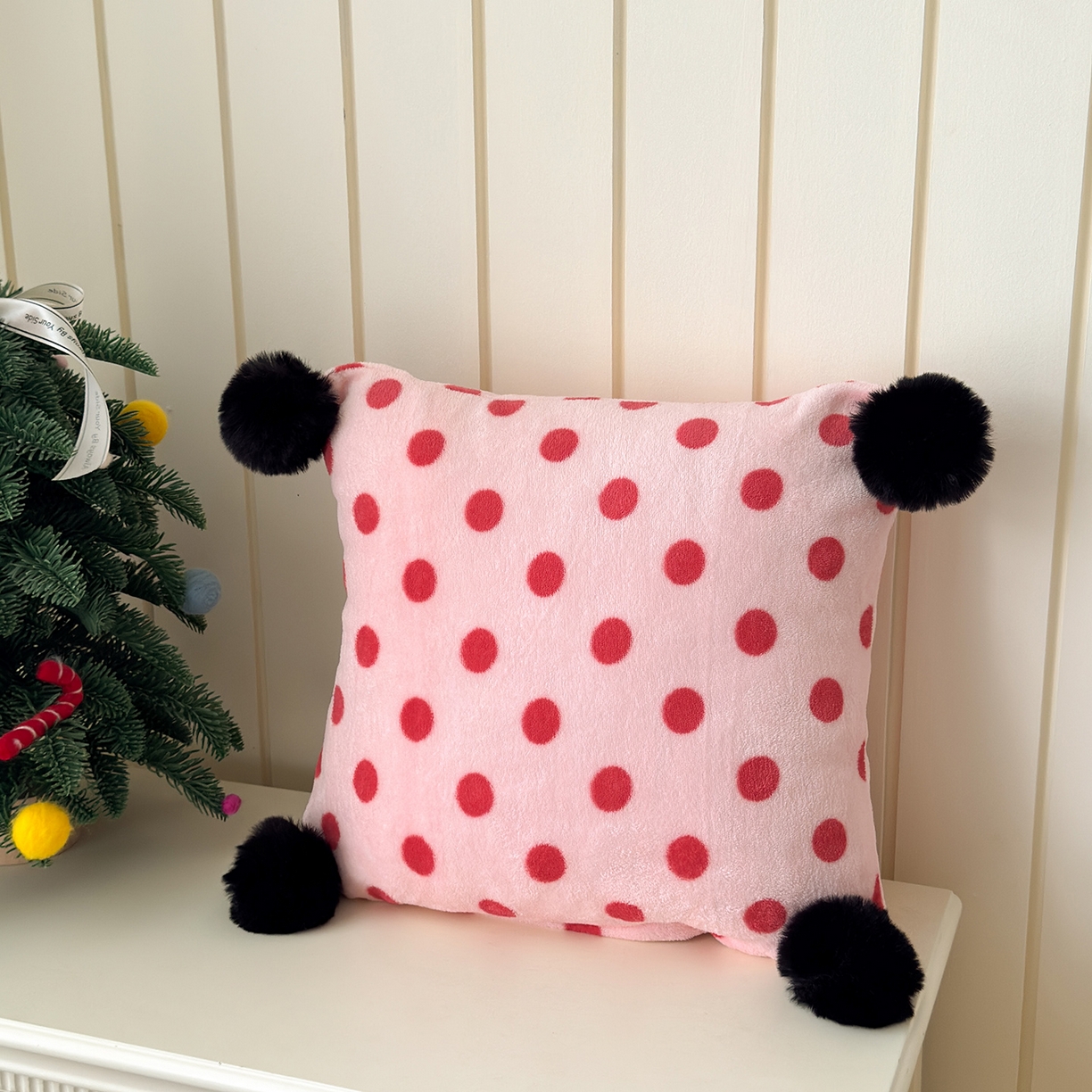 91家纺网 家纺一手货源 找家纺 （总）贝扬思家纺 2025新款牛奶绒可爱毛球长抱枕靠枕系列