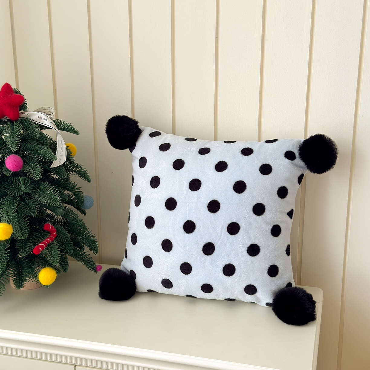 91家纺网 家纺一手货源 找家纺 （总）贝扬思家纺 2025新款牛奶绒可爱毛球长抱枕靠枕系列