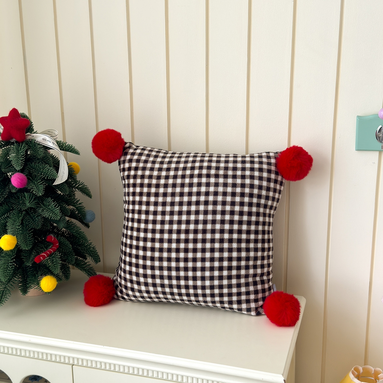 91家纺网 家纺一手货源 找家纺 （总）贝扬思家纺 2025新款牛奶绒可爱毛球长抱枕靠枕系列