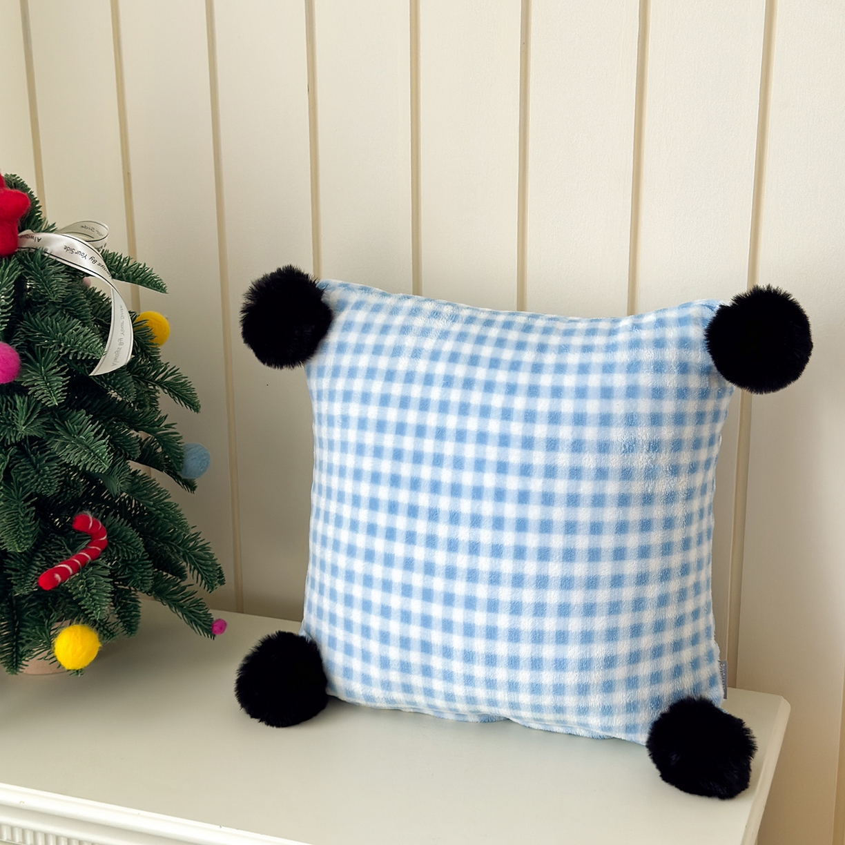 91家纺网 家纺一手货源 找家纺 （总）贝扬思家纺 2025新款牛奶绒可爱毛球长抱枕靠枕系列