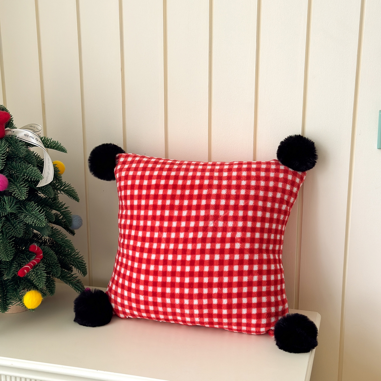 91家纺网 家纺一手货源 找家纺 （总）贝扬思家纺 2025新款牛奶绒可爱毛球长抱枕靠枕系列