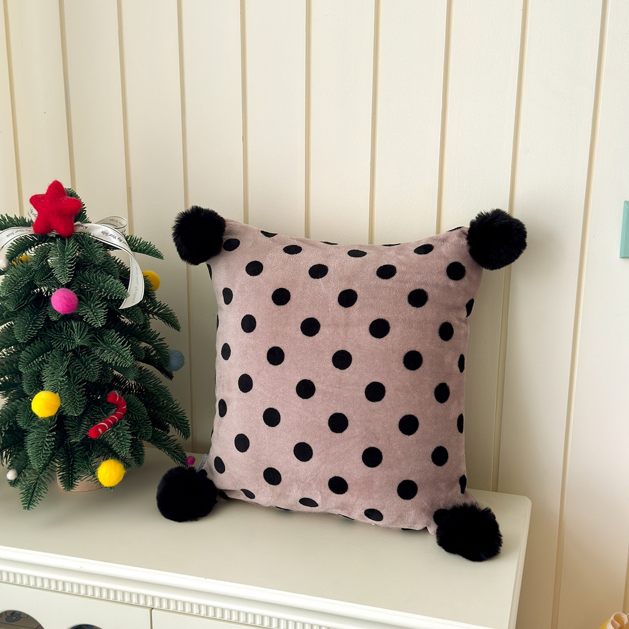 91家纺网 家纺一手货源 找家纺 （总）贝扬思家纺 2025新款牛奶绒可爱毛球长抱枕靠枕系列