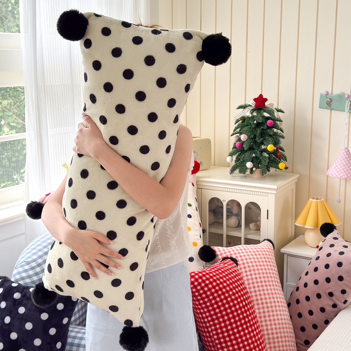 91家纺网 家纺一手货源 找家纺 （总）贝扬思家纺 2025新款牛奶绒可爱毛球长抱枕靠枕系列