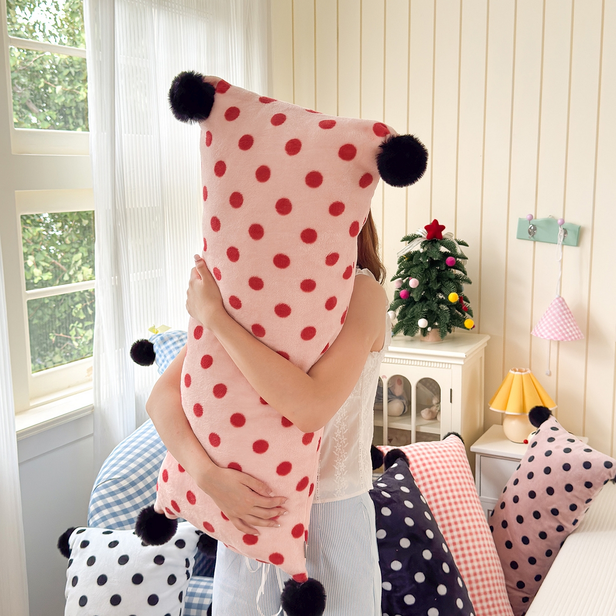 91家纺网 家纺一手货源 找家纺 （总）贝扬思家纺 2025新款牛奶绒可爱毛球长抱枕靠枕系列