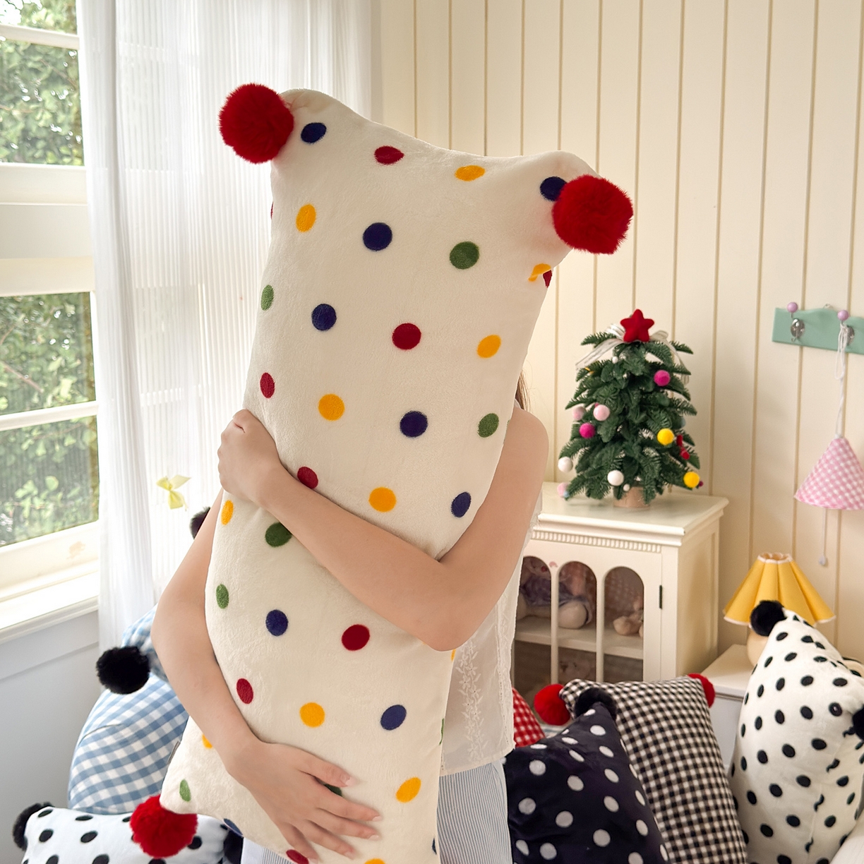 91家纺网 家纺一手货源 找家纺 （总）贝扬思家纺 2025新款牛奶绒可爱毛球长抱枕靠枕系列