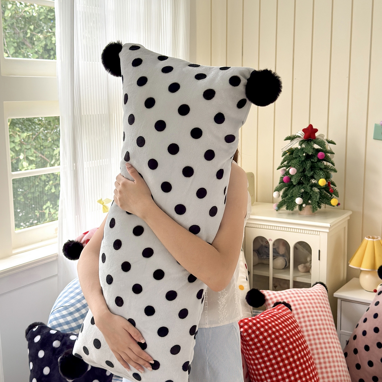 91家纺网 家纺一手货源 找家纺 （总）贝扬思家纺 2025新款牛奶绒可爱毛球长抱枕靠枕系列