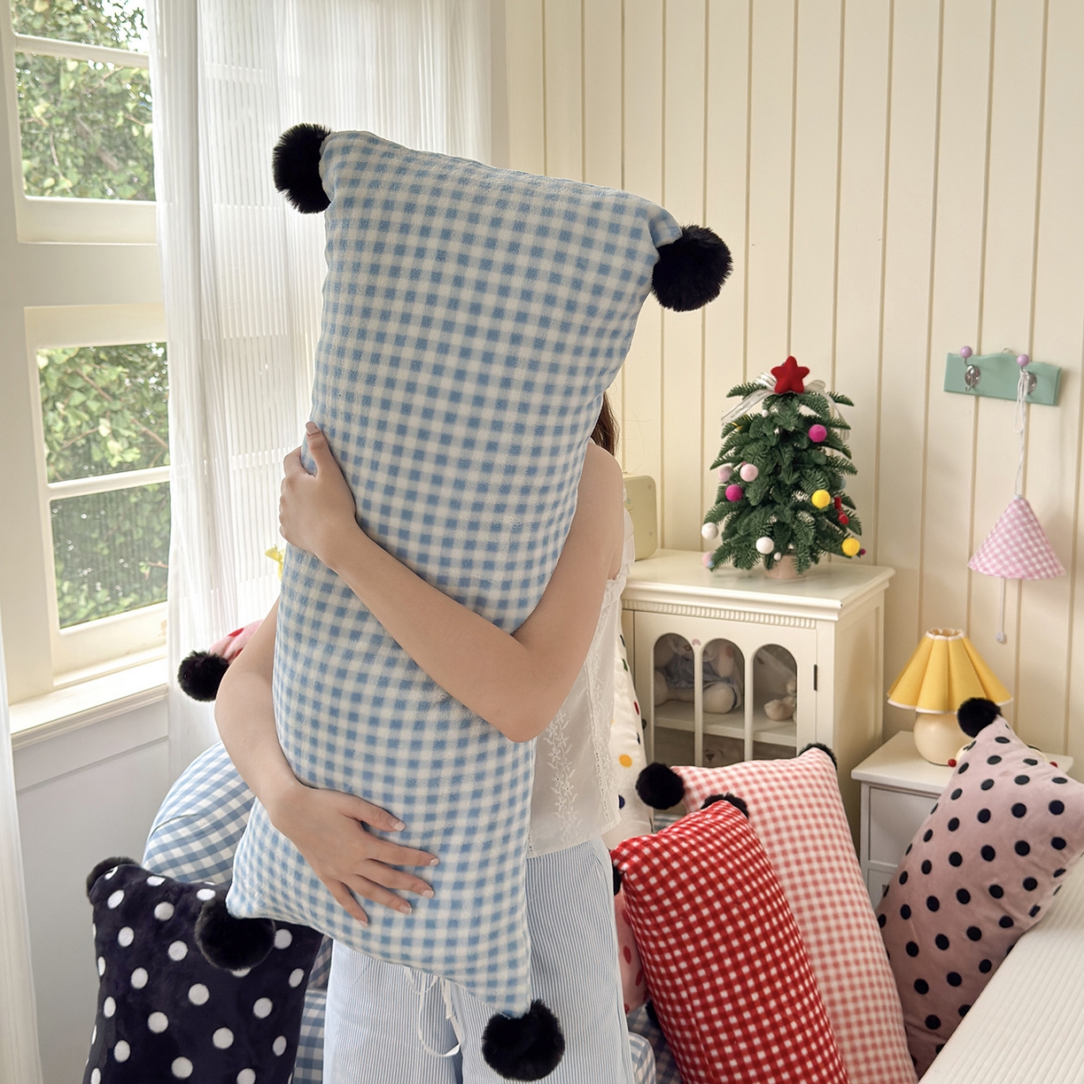 91家纺网 家纺一手货源 找家纺 （总）贝扬思家纺 2025新款牛奶绒可爱毛球长抱枕靠枕系列