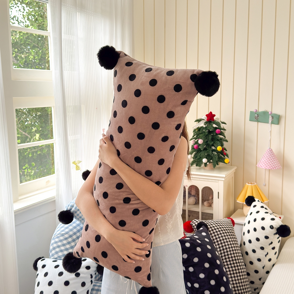 91家纺网 家纺一手货源 找家纺 （总）贝扬思家纺 2025新款牛奶绒可爱毛球长抱枕靠枕系列