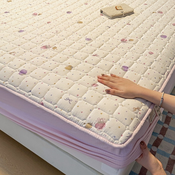 91家纺网 家纺一手货源 找家纺 丝芙妮家居（原乐视家纺） 2025新款A类亲肤云朵棉夹棉保暖床笠 草莓微甜