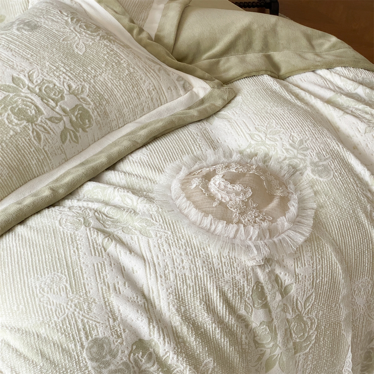 91家纺网 家纺一手货源 找家纺 （总）馨蕊 2025新款意大利进口雕花绒拼角工艺秋冬轻奢煦暖绒系列-绒初雪 会员-10【券后控价268/288】