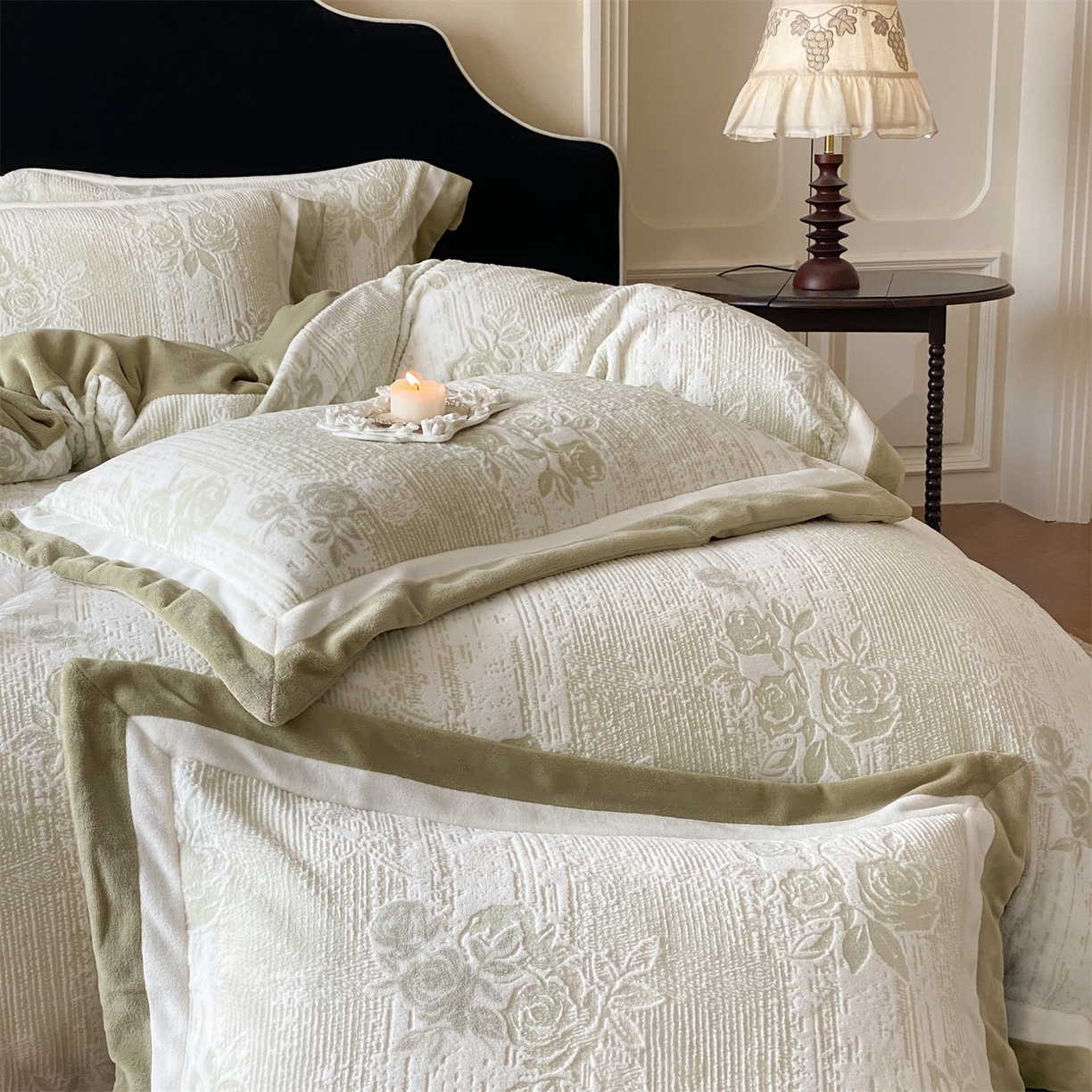 91家纺网 家纺一手货源 找家纺 馨蕊 2025新款意大利进口雕花绒拼角工艺秋冬轻奢煦暖绒系列-绒初雪 会员-10【券后控价268/288】 绒初雪-空山绿