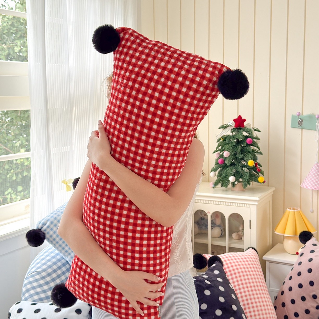 91家纺网 家纺一手货源 找家纺 （总）贝扬思家纺 2025新款牛奶绒可爱毛球长抱枕靠枕系列