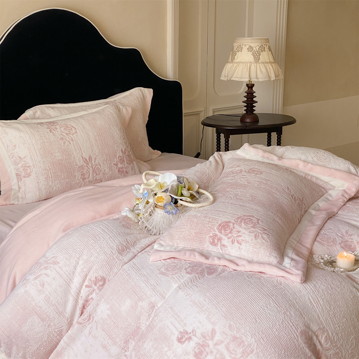 91家纺网 家纺一手货源 找家纺 馨蕊 2025新款意大利进口雕花绒拼角工艺秋冬轻奢煦暖绒系列-绒初雪 会员-10【券后控价268/288】 绒初雪-蔷薇粉