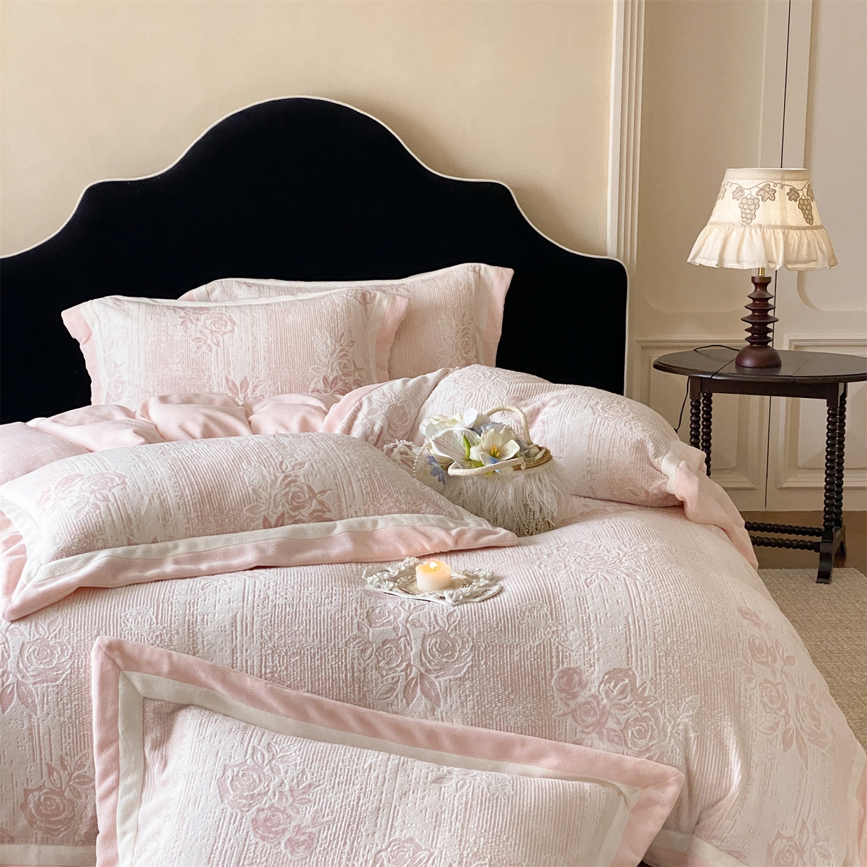 91家纺网 家纺一手货源 找家纺 馨蕊 2025新款意大利进口雕花绒拼角工艺秋冬轻奢煦暖绒系列-绒初雪 会员-10【券后控价268/288】 绒初雪-蔷薇粉