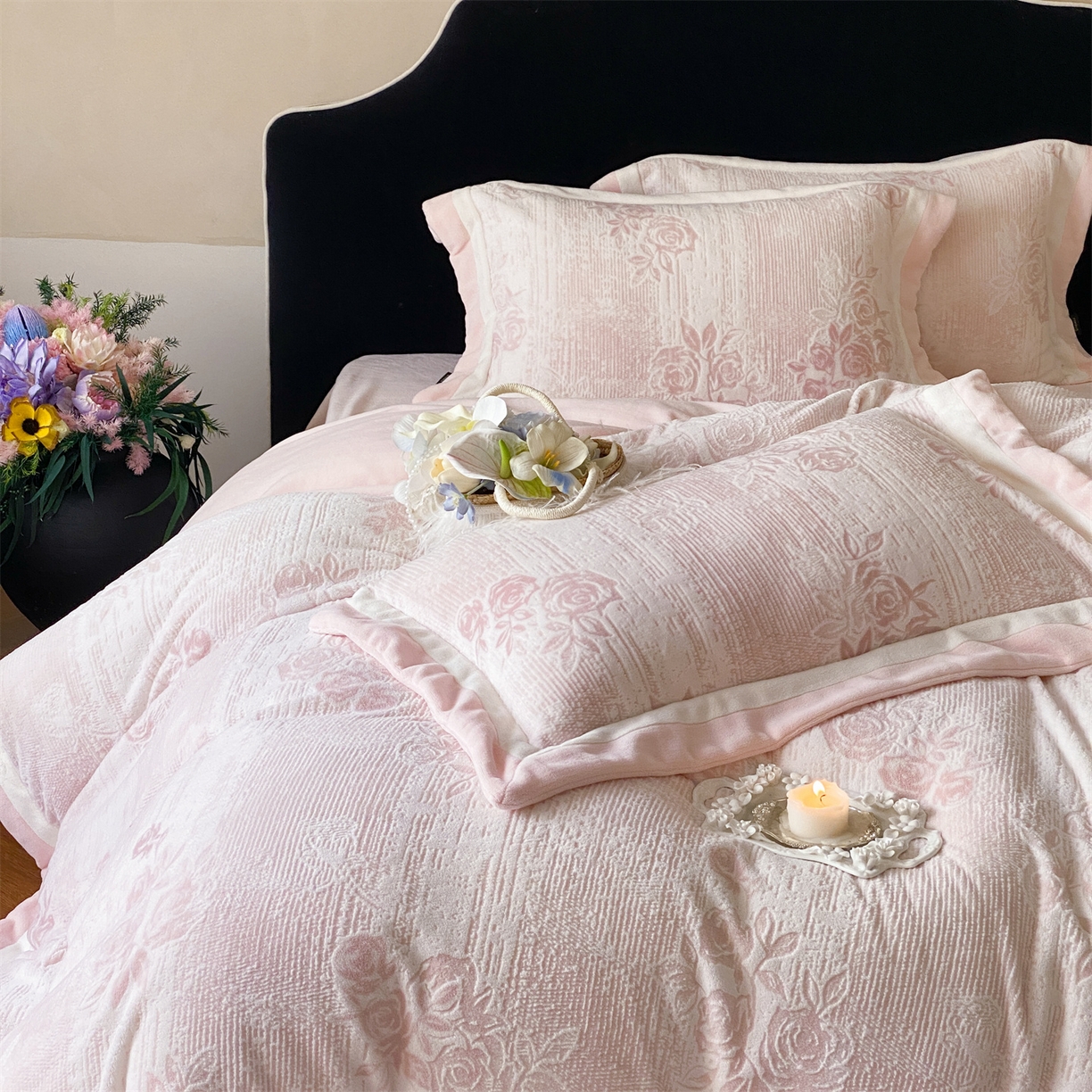 91家纺网 家纺一手货源 找家纺 馨蕊 2025新款意大利进口雕花绒拼角工艺秋冬轻奢煦暖绒系列-绒初雪 会员-10【券后控价268/288】 绒初雪-蔷薇粉