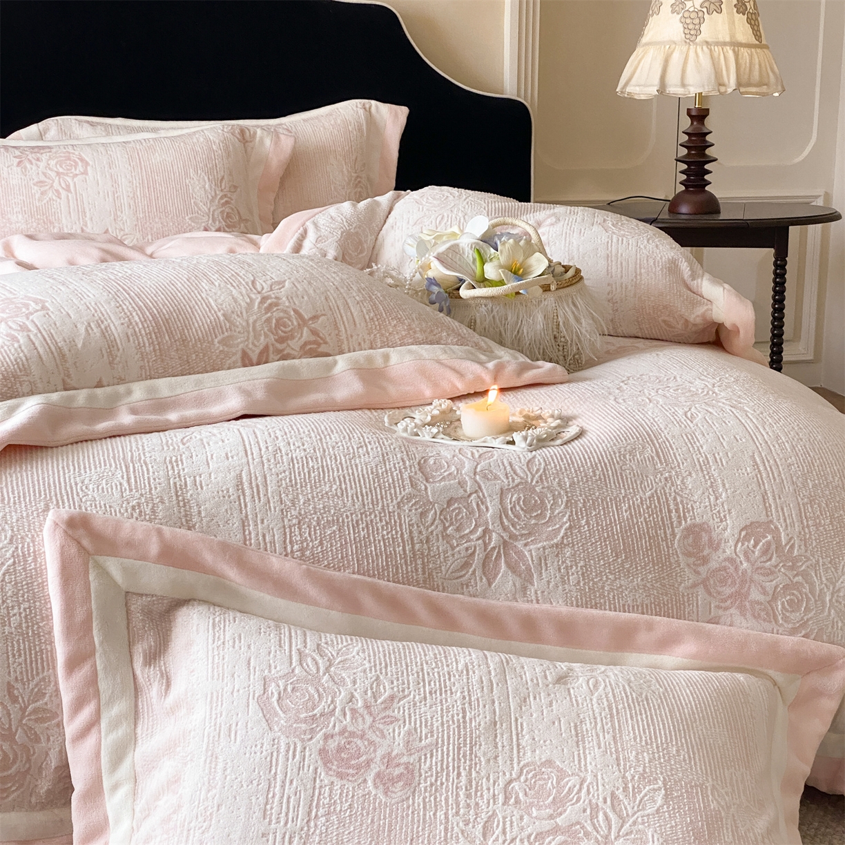 91家纺网 家纺一手货源 找家纺 馨蕊 2025新款意大利进口雕花绒拼角工艺秋冬轻奢煦暖绒系列-绒初雪 会员-10【券后控价268/288】 绒初雪-蔷薇粉