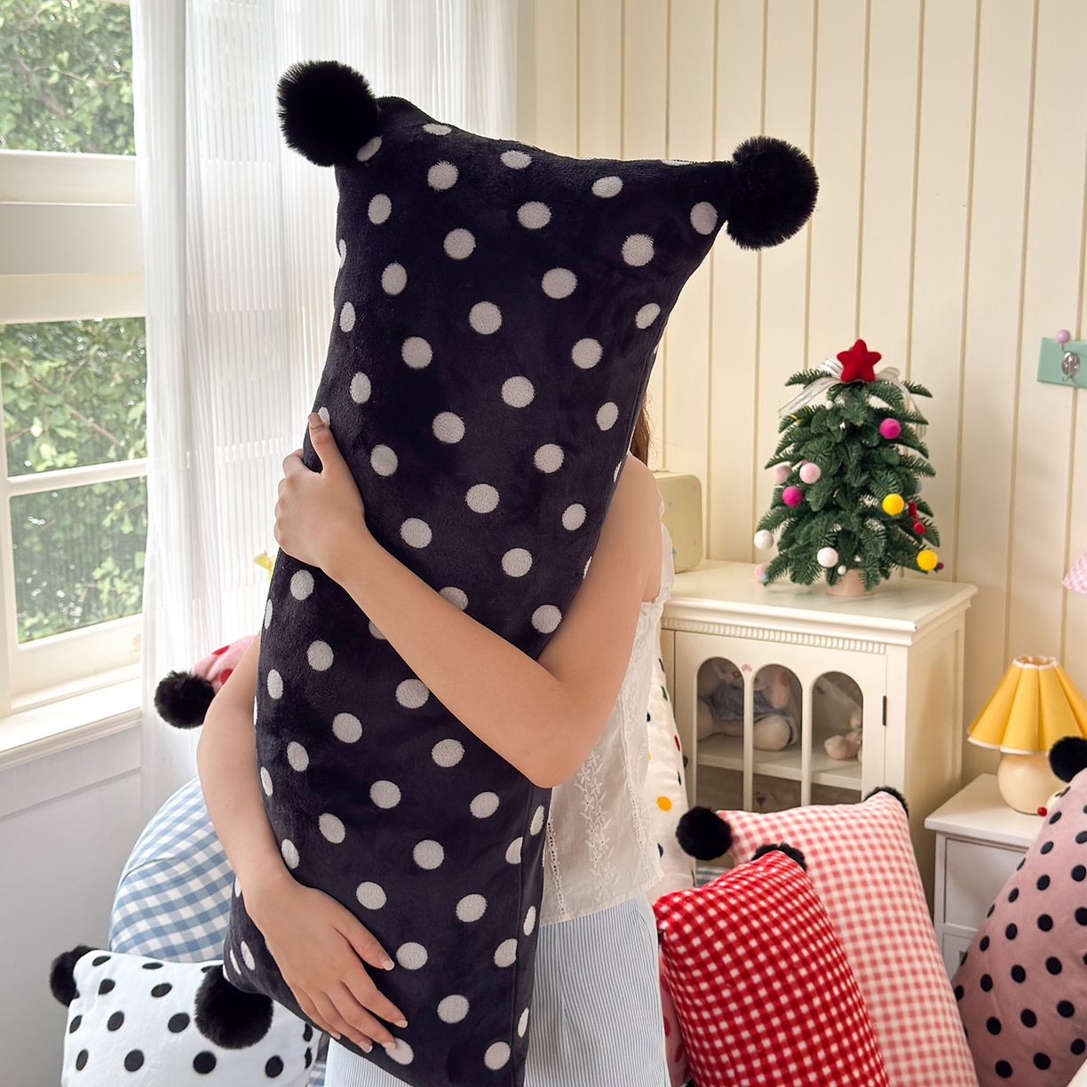 91家纺网 家纺一手货源 找家纺 （总）贝扬思家纺 2025新款牛奶绒可爱毛球长抱枕靠枕系列