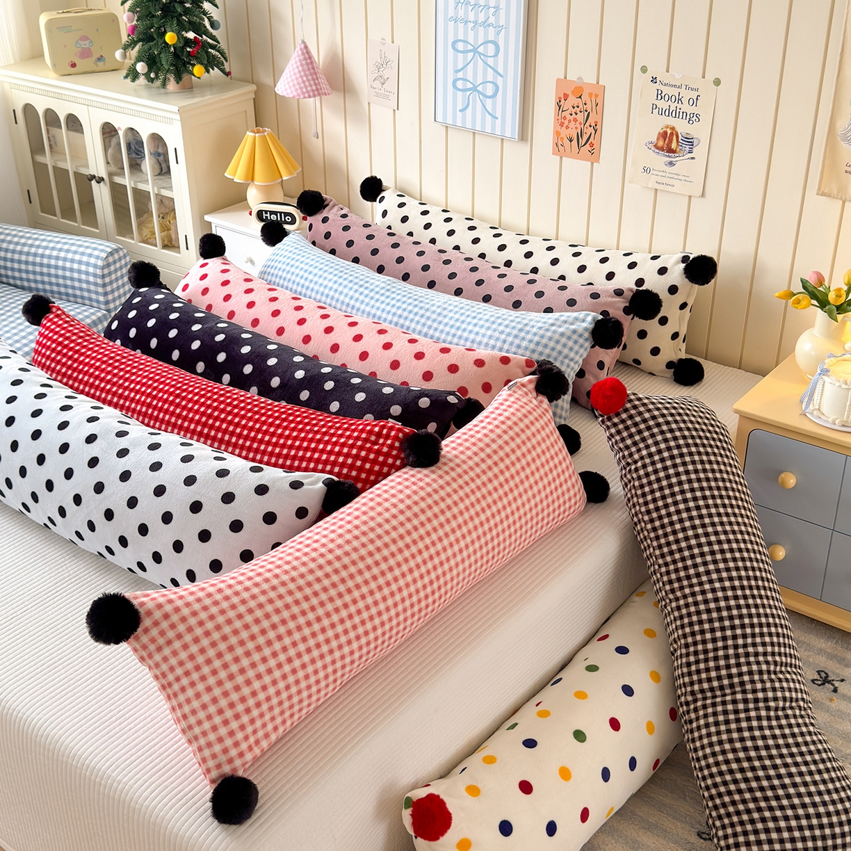 91家纺网 家纺一手货源 找家纺 （总）贝扬思家纺 2025新款牛奶绒可爱毛球长抱枕靠枕系列