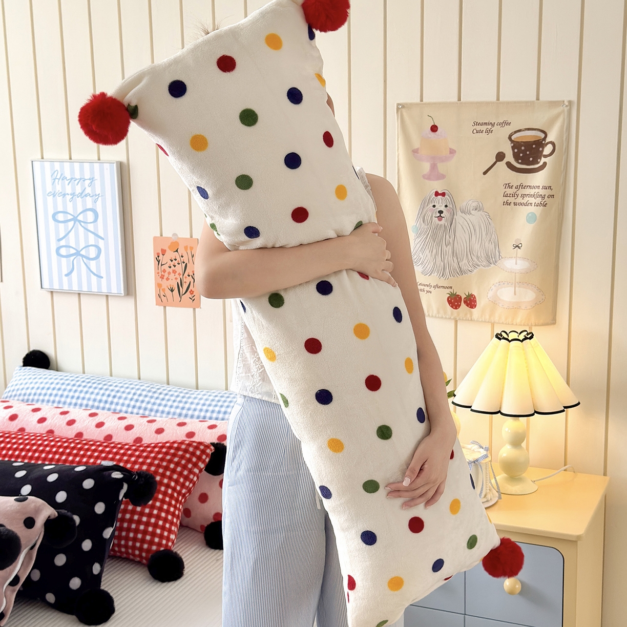 91家纺网 家纺一手货源 找家纺 （总）贝扬思家纺 2025新款牛奶绒可爱毛球长抱枕靠枕系列