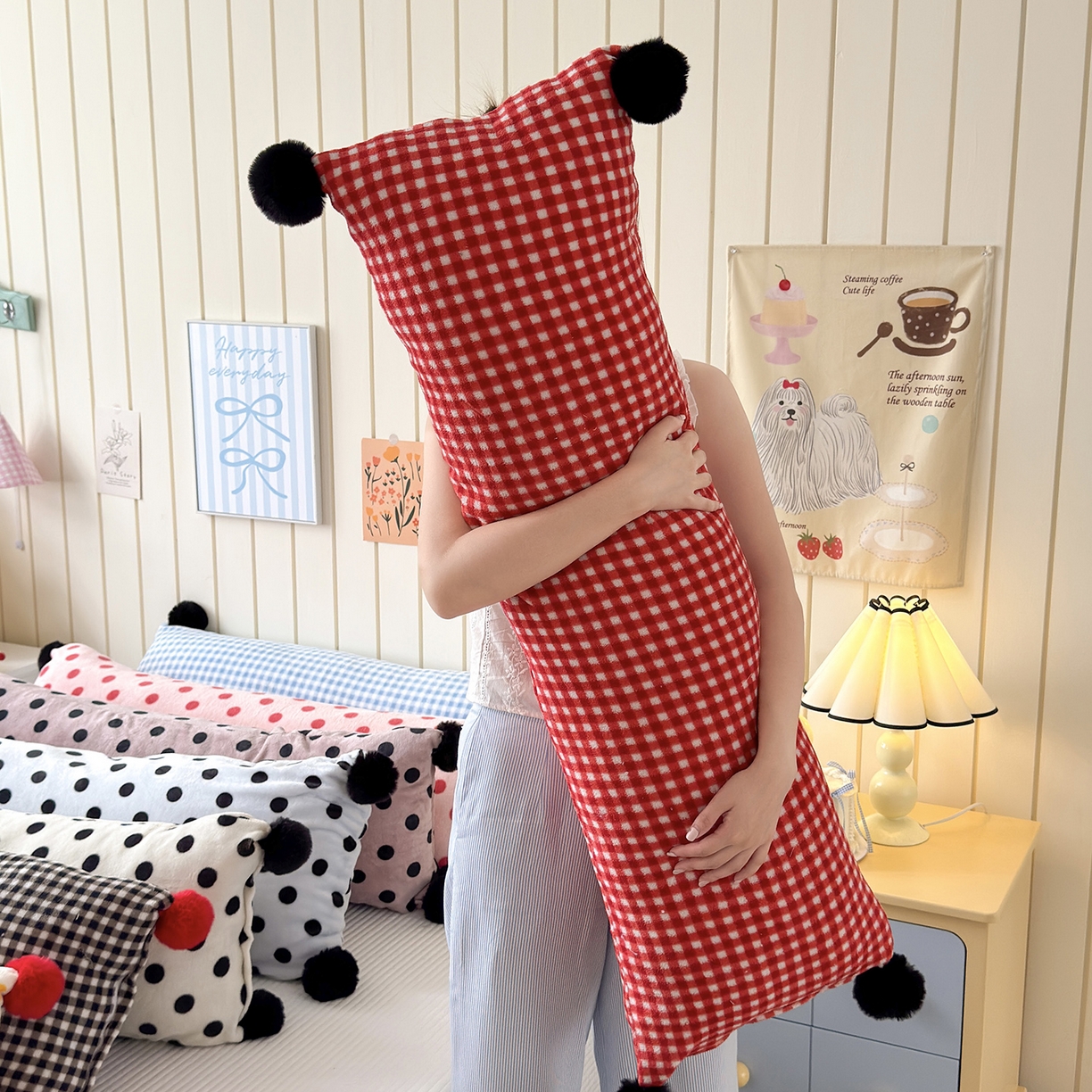 91家纺网 家纺一手货源 找家纺 （总）贝扬思家纺 2025新款牛奶绒可爱毛球长抱枕靠枕系列