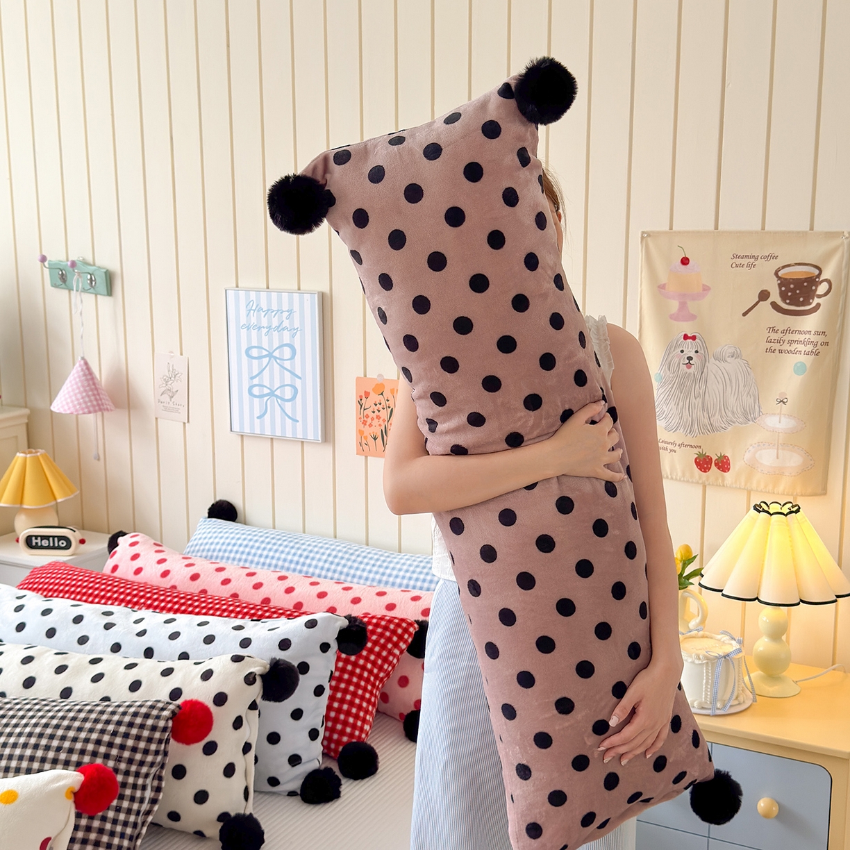 91家纺网 家纺一手货源 找家纺 （总）贝扬思家纺 2025新款牛奶绒可爱毛球长抱枕靠枕系列