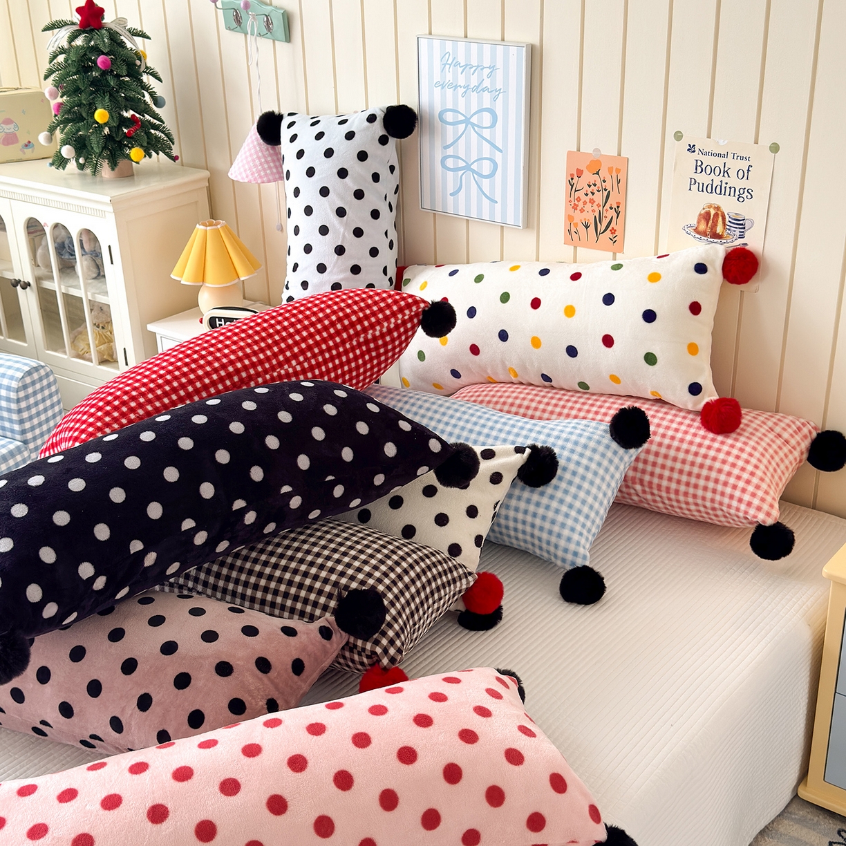 91家纺网 家纺一手货源 找家纺 贝扬思家纺 2025新款牛奶绒可爱毛球长抱枕靠枕系列 组合图--短枕