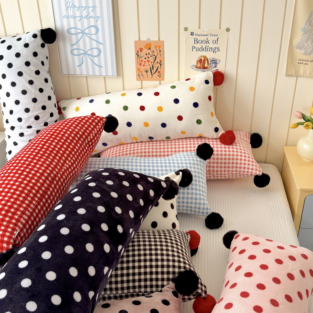 91家纺网 家纺一手货源 找家纺 贝扬思家纺 2025新款牛奶绒可爱毛球长抱枕靠枕系列 组合图--短枕