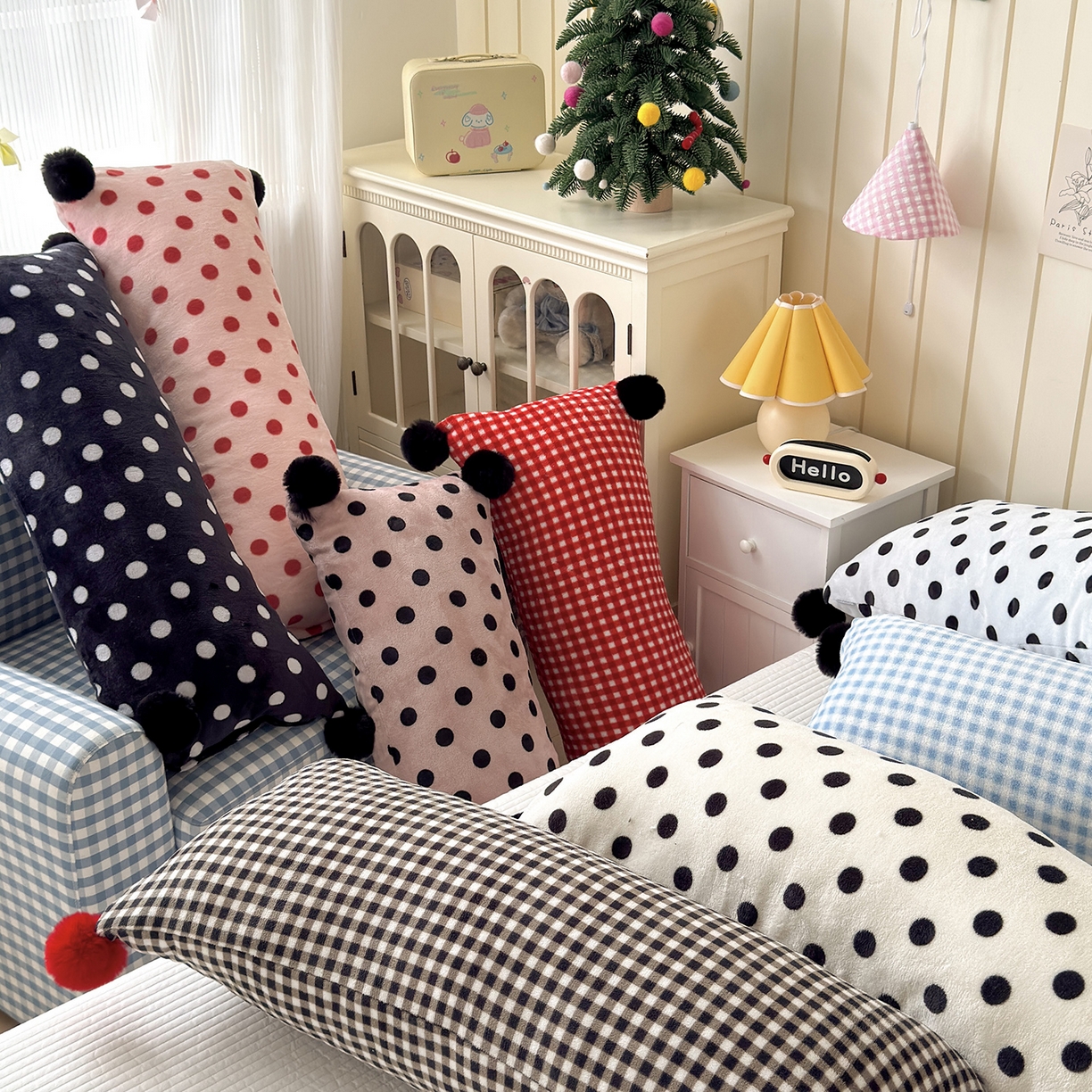 91家纺网 家纺一手货源 找家纺 贝扬思家纺 2025新款牛奶绒可爱毛球长抱枕靠枕系列 组合图--短枕