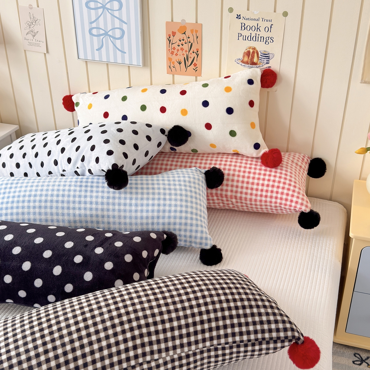 91家纺网 家纺一手货源 找家纺 贝扬思家纺 2025新款牛奶绒可爱毛球长抱枕靠枕系列 组合图--短枕