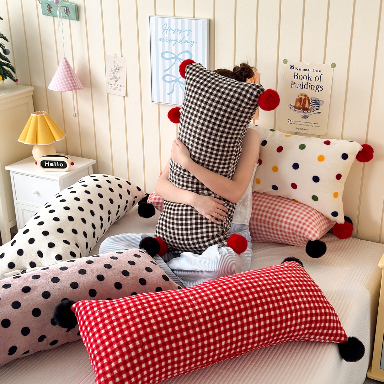 91家纺网 家纺一手货源 找家纺 贝扬思家纺 2025新款牛奶绒可爱毛球长抱枕靠枕系列 组合图--短枕