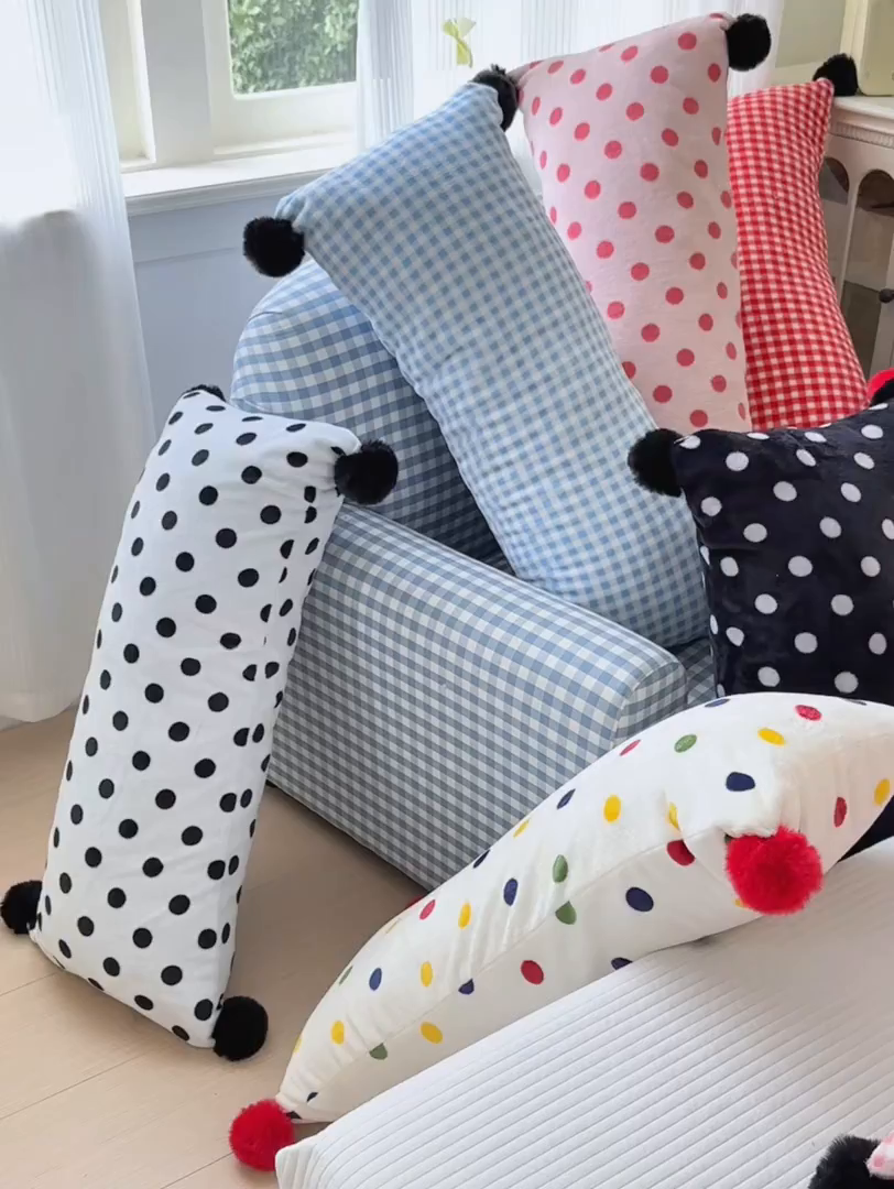 91家纺网 家纺一手货源 找家纺 贝扬思家纺 2025新款牛奶绒可爱毛球长抱枕靠枕系列 组合图--短枕