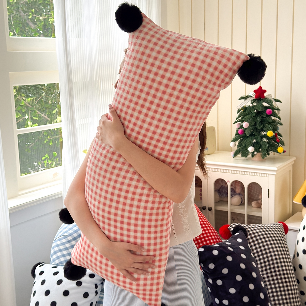 贝扬思家纺 2025新款牛奶绒可爱毛球长抱枕靠枕系列 白桃啵啵--短枕