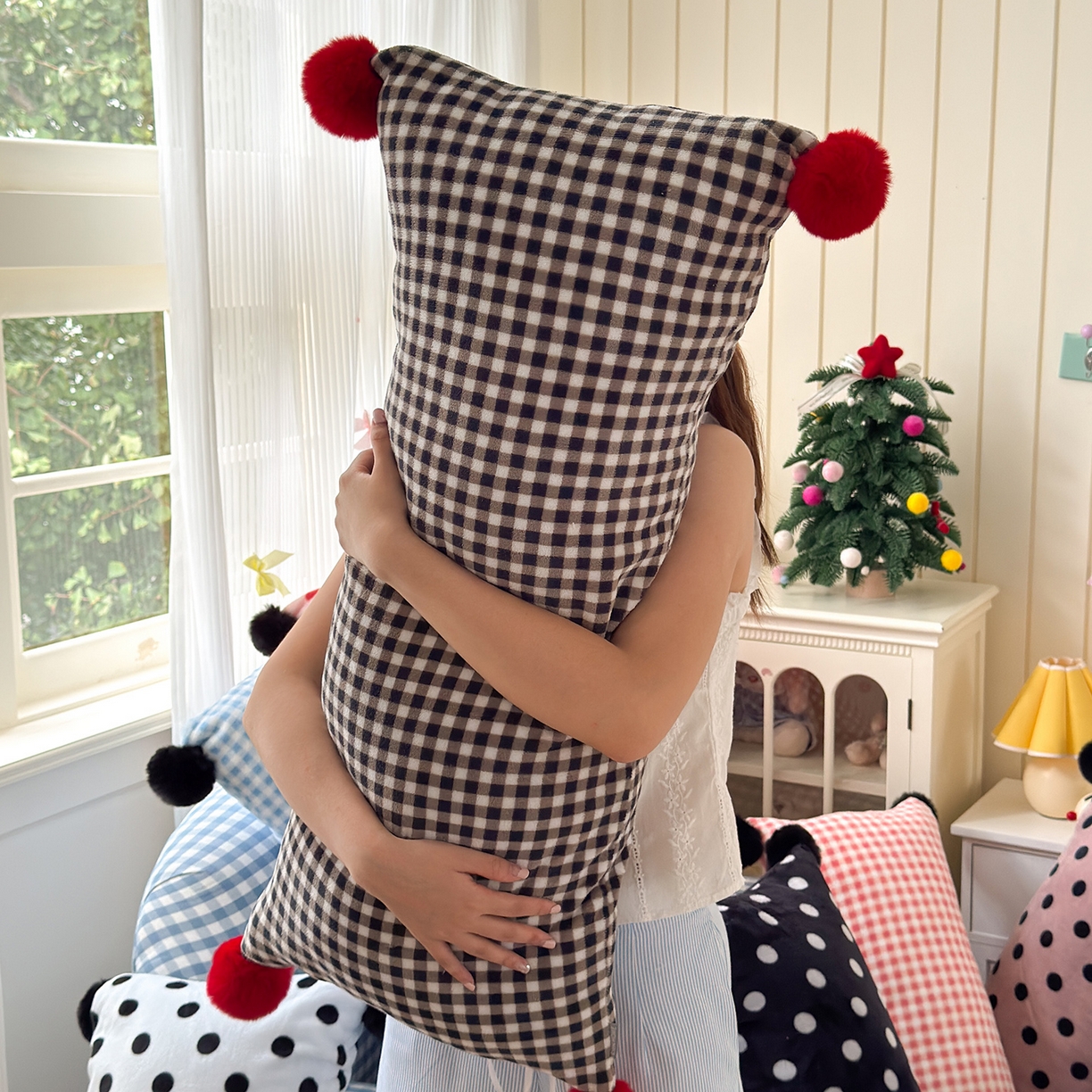 贝扬思家纺 2025新款牛奶绒可爱毛球长抱枕靠枕系列 黑格啵啵--短枕